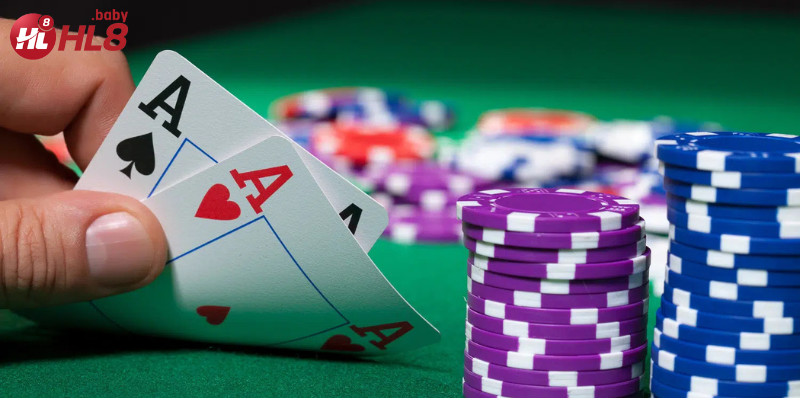 Không gian chơi Poker chuyên nghiệp căng thẳng và hấp dẫn.