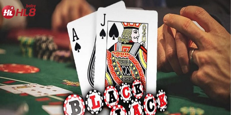 Người chơi đang cân nhắc rút bài trong ván Blackjack