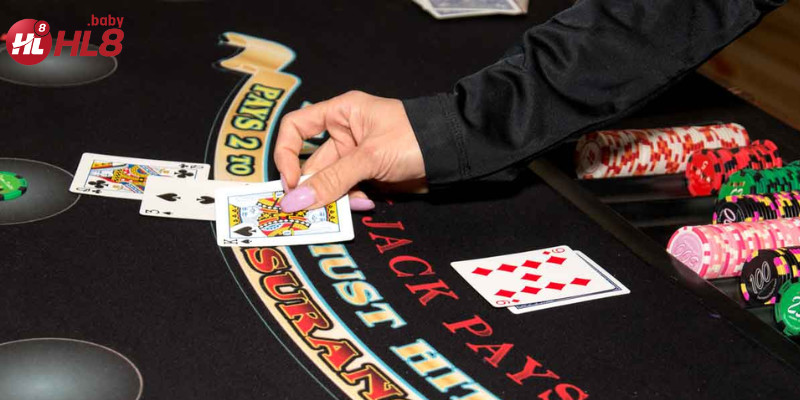 Người chơi đang tính toán cách đặt cược blackjack hiệu quả