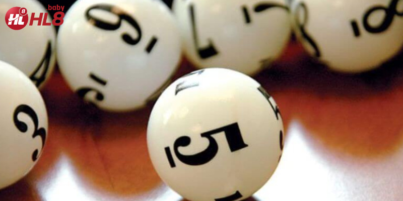 Người chơi đang theo dõi màn hình máy tính hoặc điện thoại