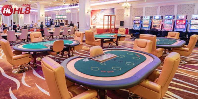 Người chơi trải nghiệm trò xì tố 